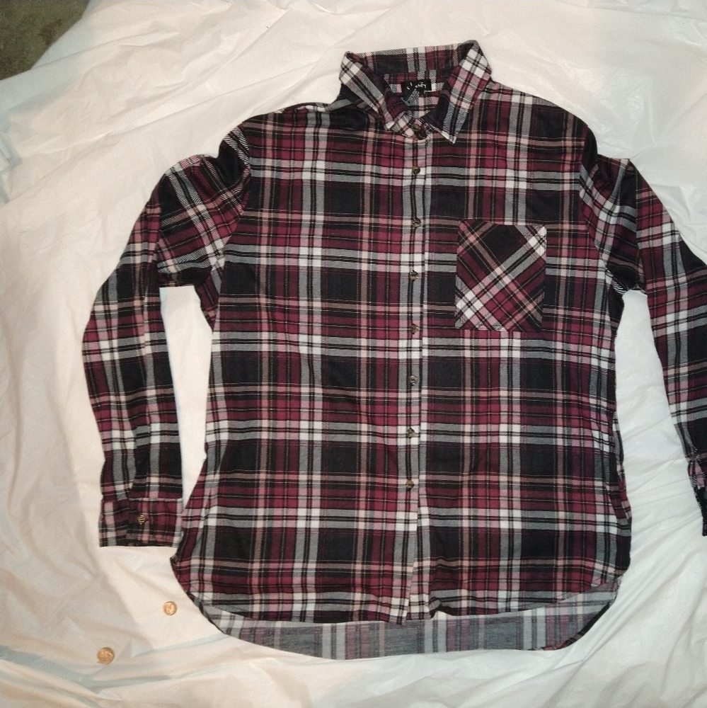 j for justify women's Flannel black and red button down size Large